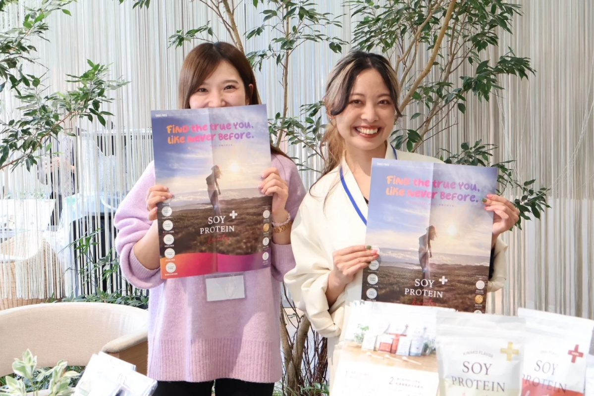 イベント会場のポスターと女性