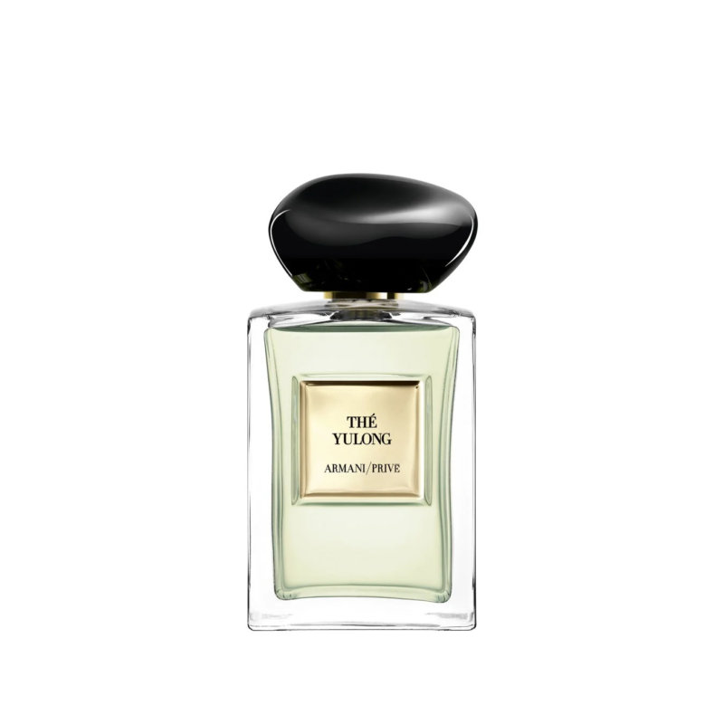 透明なガラスボトルに入った「THÉ YULONG ARMANI/PRIVÉ」の香水です。淡い緑色の液体と、滑らかな黒いキャップが特徴で、洗練された高級感を演出しています。