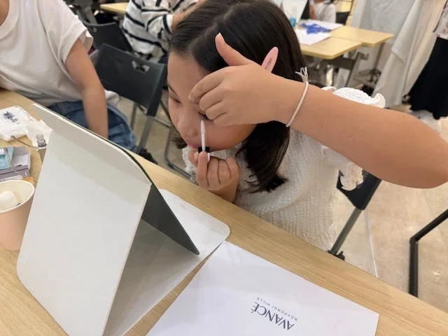 まつげ美容液を塗る様子