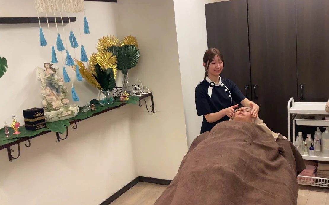 美容サロンでフェイシャルマッサージを受ける女性