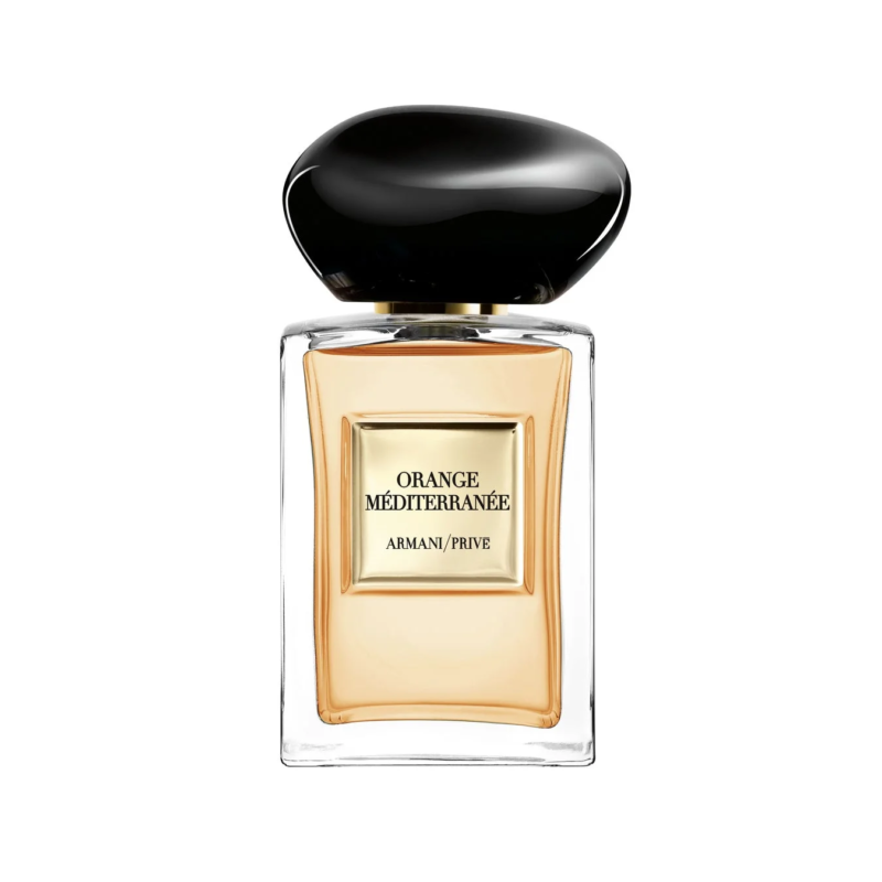 白い背景に置かれた、黒い蓋が特徴的なアルマーニの香水「ORANGE MÉDITERRANÉE」のボトル。琥珀色の液体が入った透明な瓶で、高級感のあるデザインです。