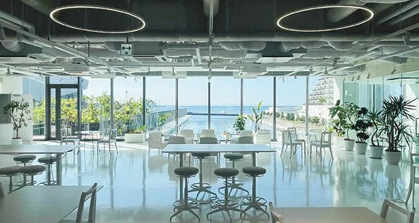 海を一望するフェリシモ本社