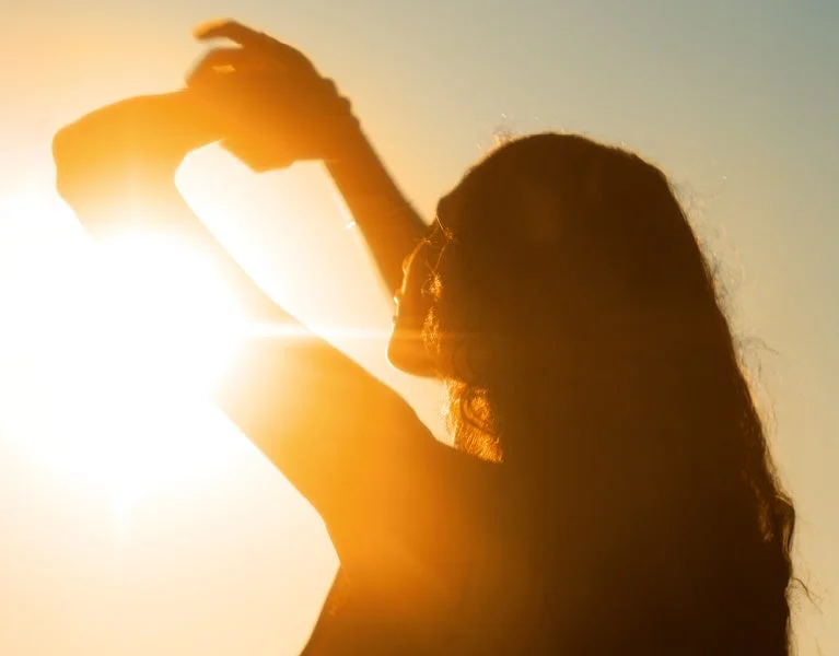 夕日を浴びる人物のシルエット
