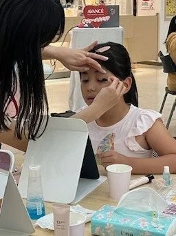 アイシャドウを塗る様子