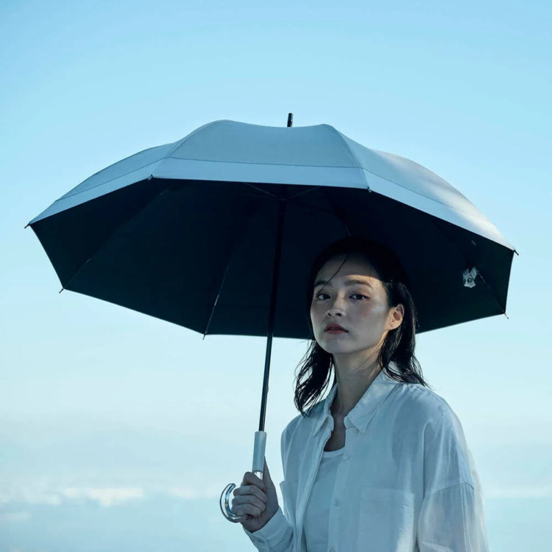 サンバリア100の女性と傘