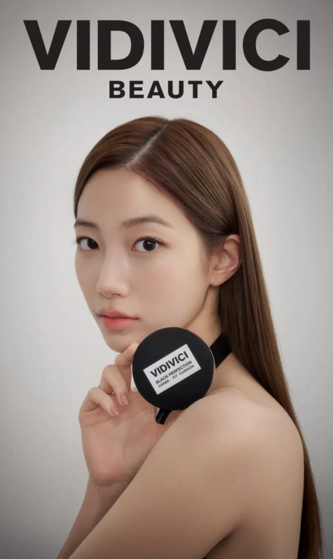 VIDIVICIのクッションファンデーションを持つ女性モデルの広告画像