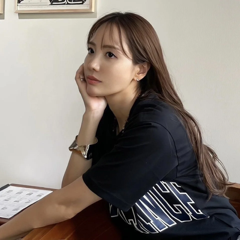 顎に手を当てて横を向く女性のポートレート