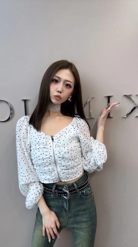 ファッション,女性,ポルカドット,クロップトップ,ジーンズ,スタッズベルト,レースチョーカー,モデル,カジュアル,ストリートファッション,美人,ポーズ