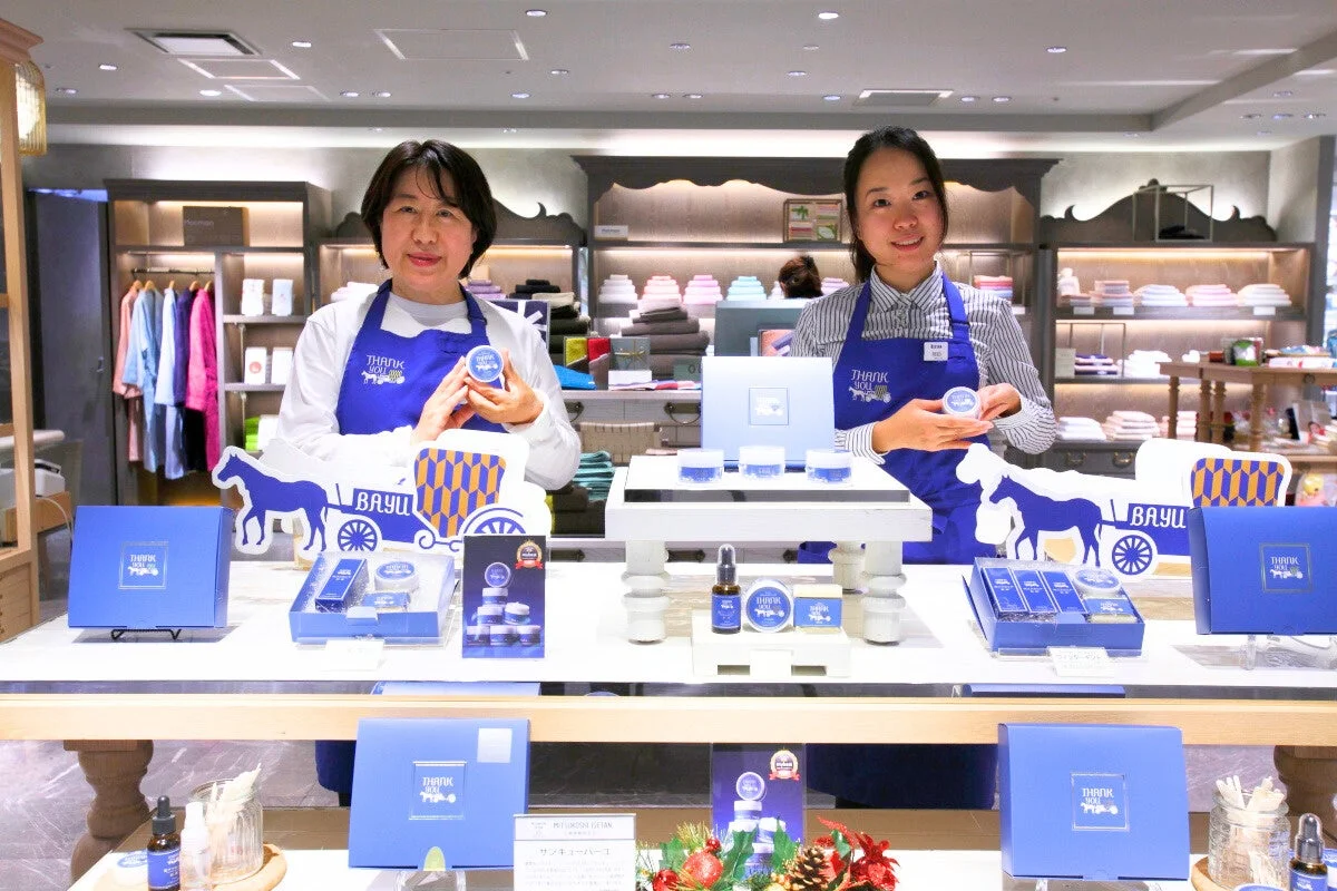 店舗で化粧品を紹介する女性店員たち