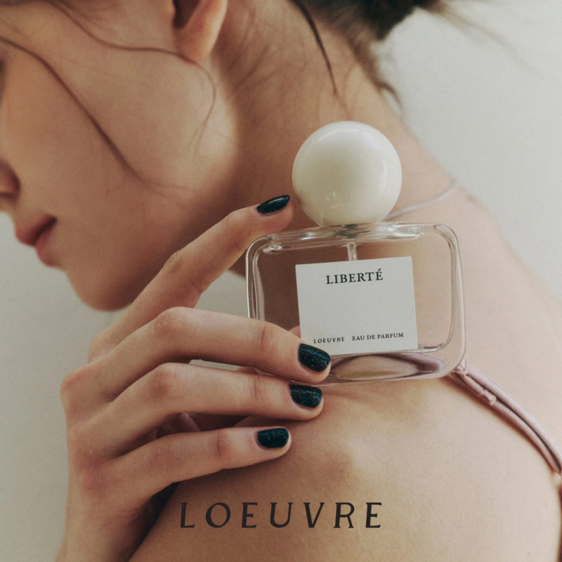 LOEUVREの香水と女性