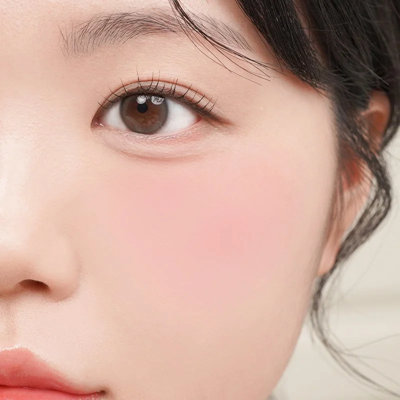 女性の顔アップ