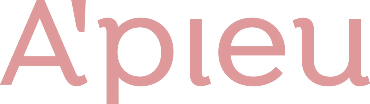 淡いピンク色の文字で「A'pieu」というブランドロゴ