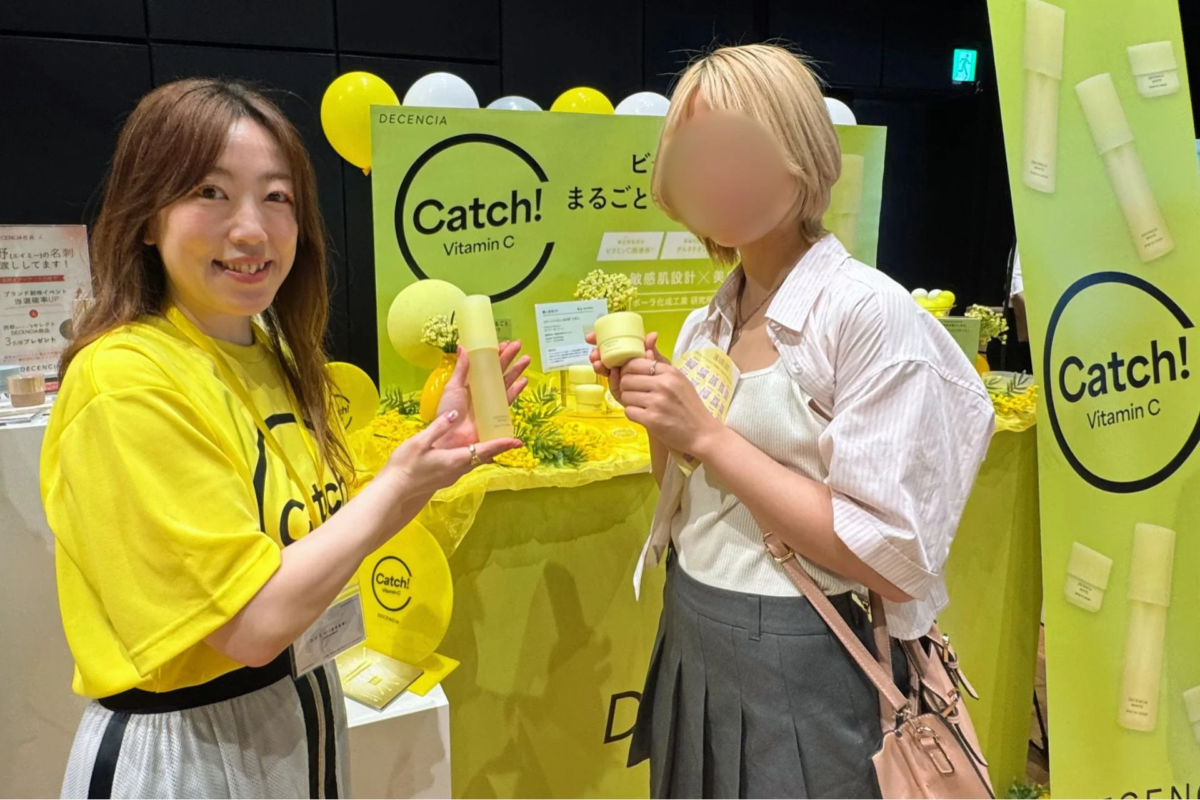 「DECENCIA Catch! Vitamin C」のプロモーションイベントで、女性が製品を紹介している様子