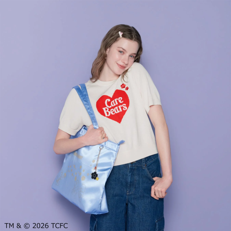 Care Bears™ ニット プルオーバーなどを着用した女性