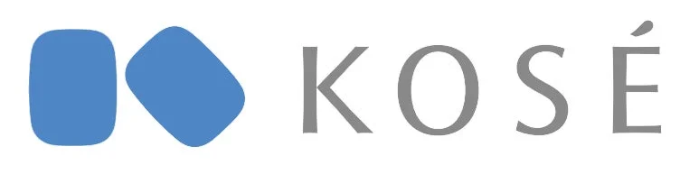 白地に青い幾何学的な図形と「KOSÉ」の文字が配置された、日本の化粧品ブランド「コーセー」のロゴマーク