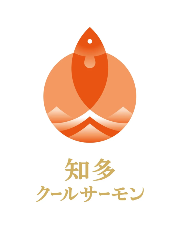 「知多クールサーモン」という文字が書かれたロゴマークです。オレンジ色の魚が向かい合うように配置され、全体として円形のデザインを構成しています。