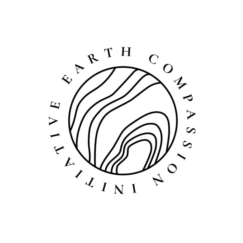 「EARTH COMPASSION INITIATIVE」というテキストが円形に配置され、その中央に抽象的な地球の模様が描かれたミニマリストなロゴです。