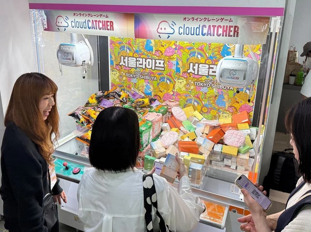 オンラインクレーンゲーム「cloudCATCHER」で遊ぶ女性たち