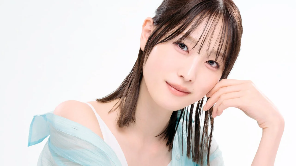 優しい笑顔を見せる髙橋ひかるさん
