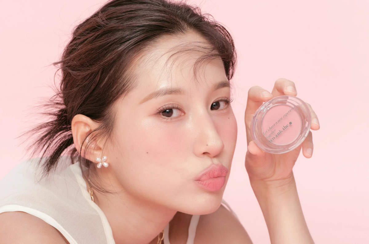 女性モデルとチーク