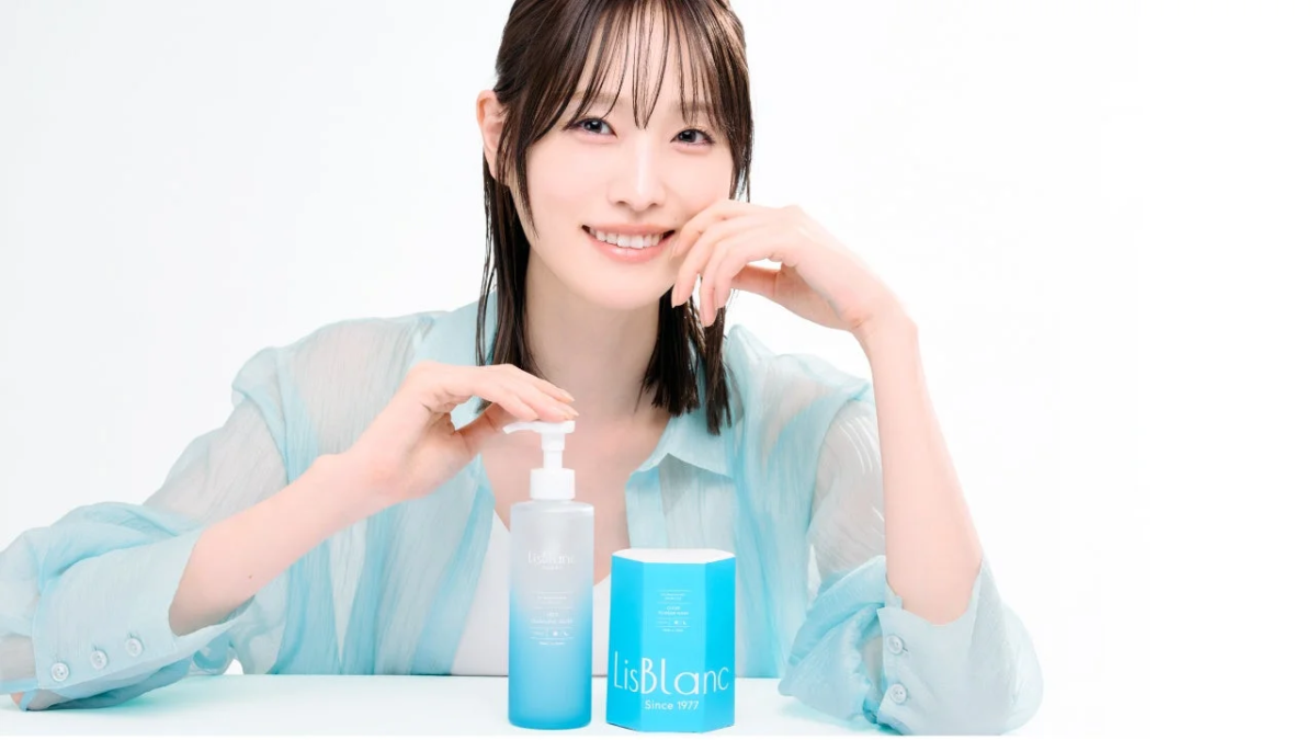 LisBlancの製品を持つ髙橋ひかるさん