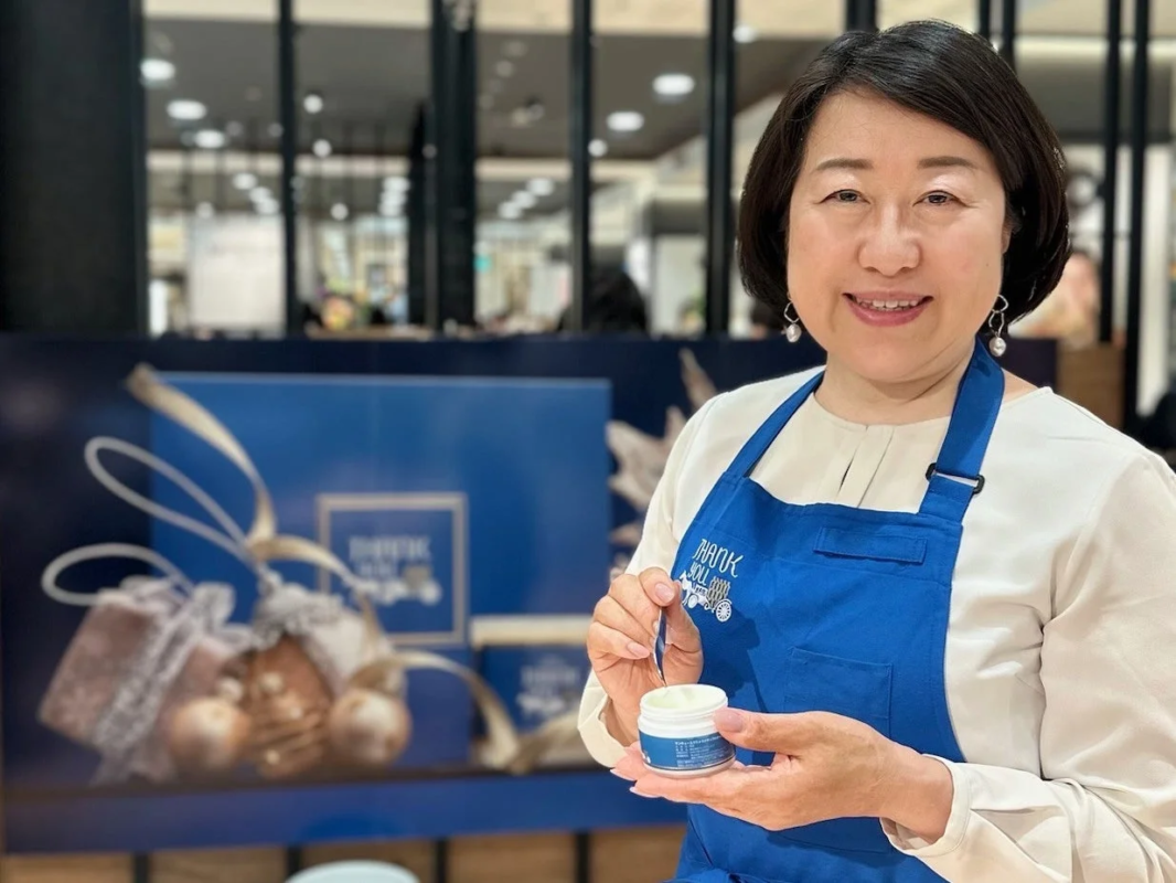 ハンドクリームを持つ笑顔の女性