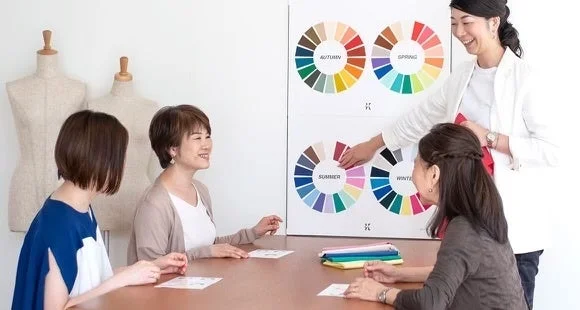 パーソナルカラー診断のワークショップ風景