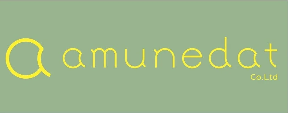 淡い緑色の背景に黄色の文字で「Amunedat Co.Ltd」と書かれたロゴ画像です。シンプルなフォントデザインで、企業名やブランドを表していると考えられます。