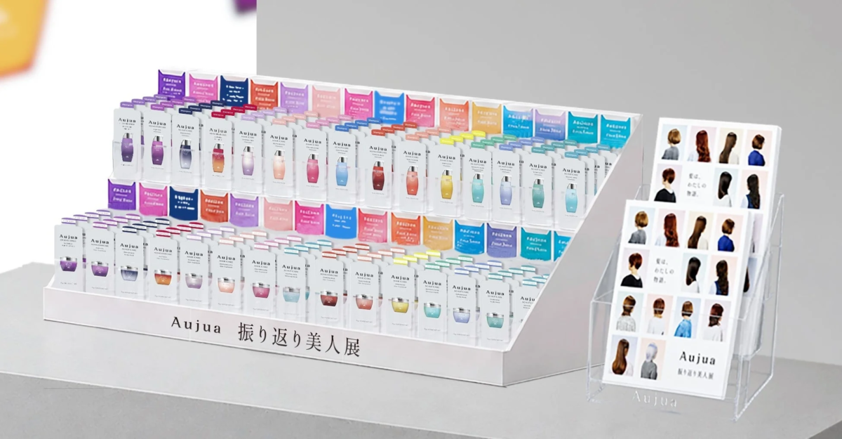 Aujuaの多様なヘアケア製品が展示されたディスプレイ