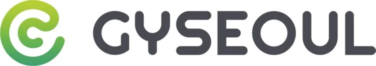 緑色のグラデーションがかかった渦巻き状のアイコンと、丸みを帯びたダークグレーのフォントで「GYSEOUL」と書かれたロゴマーク