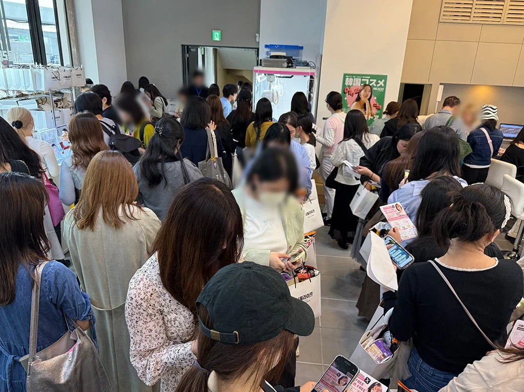 多くの女性客で賑わう屋内のイベント会場