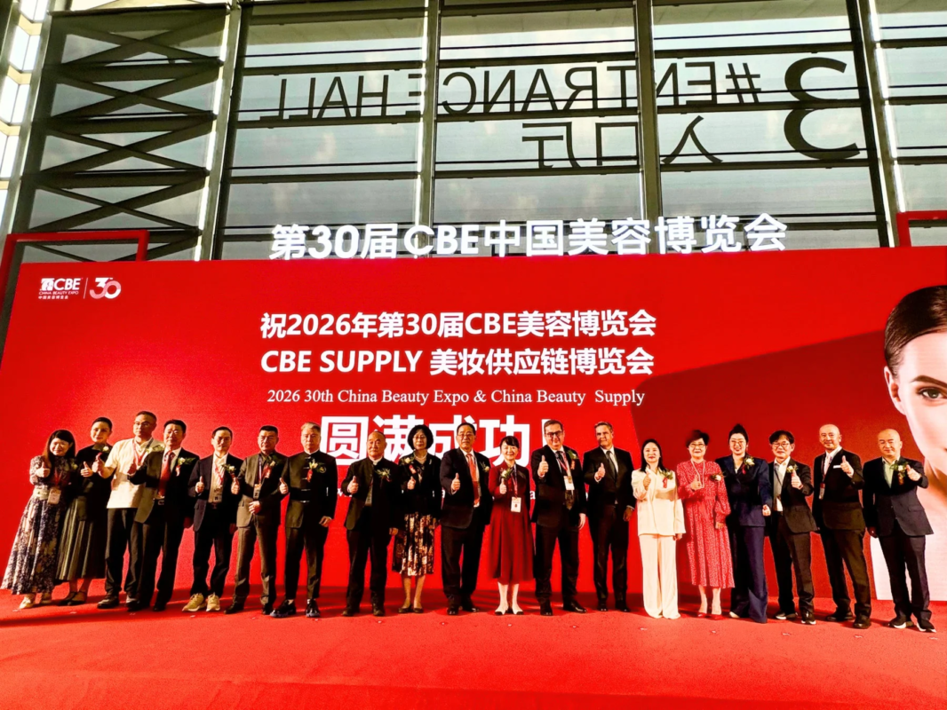 2026年に開催される第30回CBE中国美容博覧会およびCBEサプライ美妆サプライチェーン博覧会の成功を祝う式典で、関係者らが赤いカーペット上で記念撮影をしている様子。
