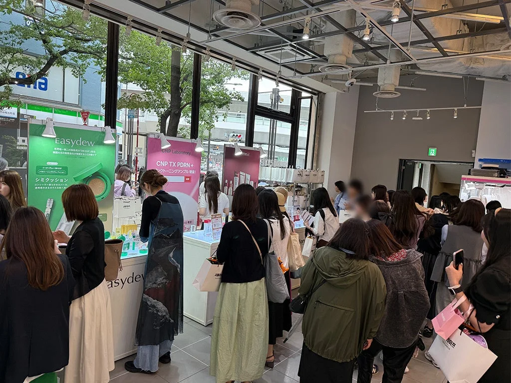 化粧品ブランドEasydewとCNP Laboratoryのブースがある店内で、多くの女性客が商品を見たり説明を聞いたりして賑わっている様子