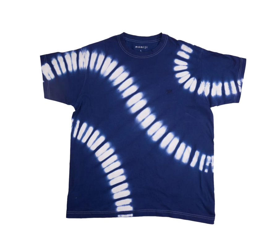 白い背景に平置きされた、紺色のタイダイ柄Tシャツです。特徴的な白い縞模様が全体に施されており、カジュアルな印象を与えます。