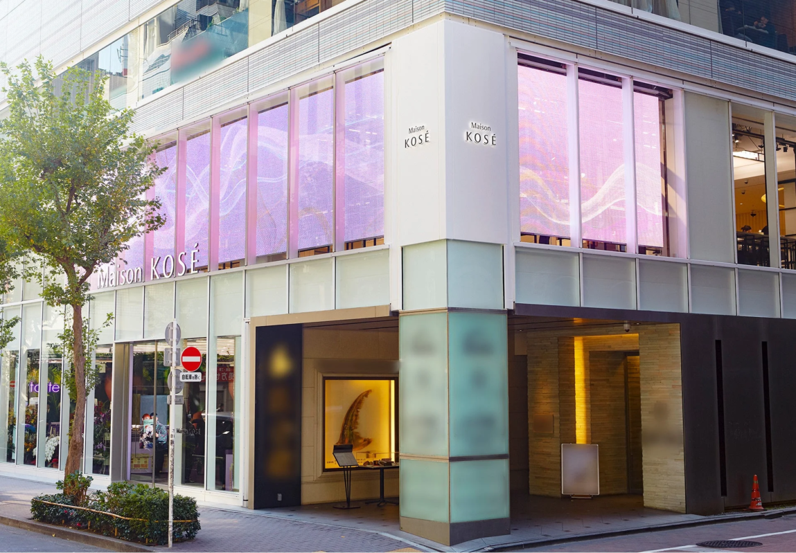 Maison KOSÉのモダンな店舗が写っています