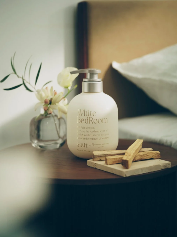 White BedRoom シャンプーと花
