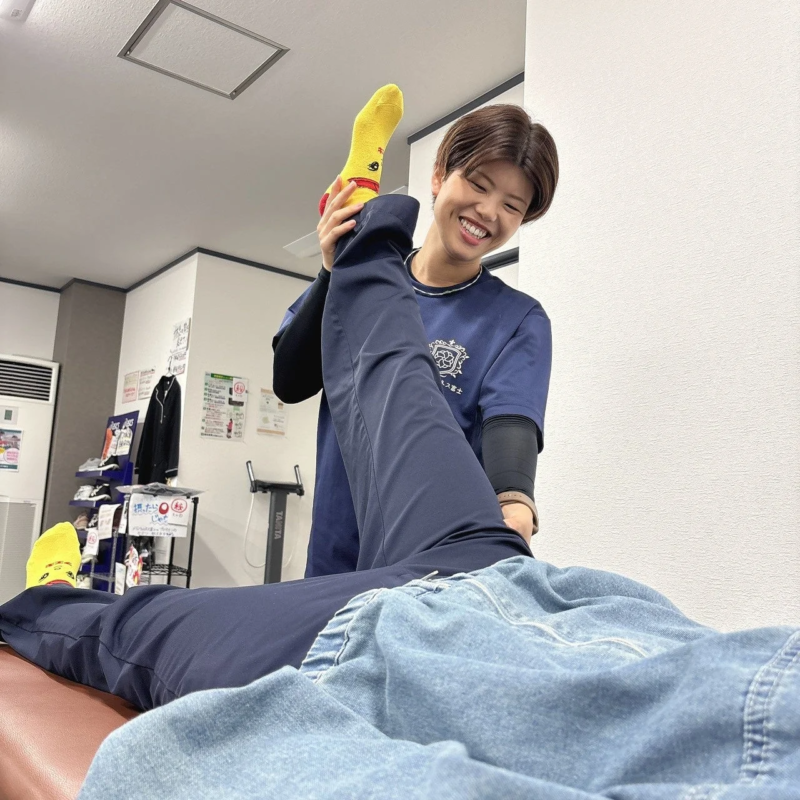 理学療法士によるストレッチの様子