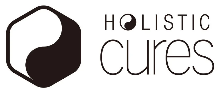 「HOLISTIC CURES」という文字と、六角形の中に陰陽のシンボルを組み合わせたロゴマークです