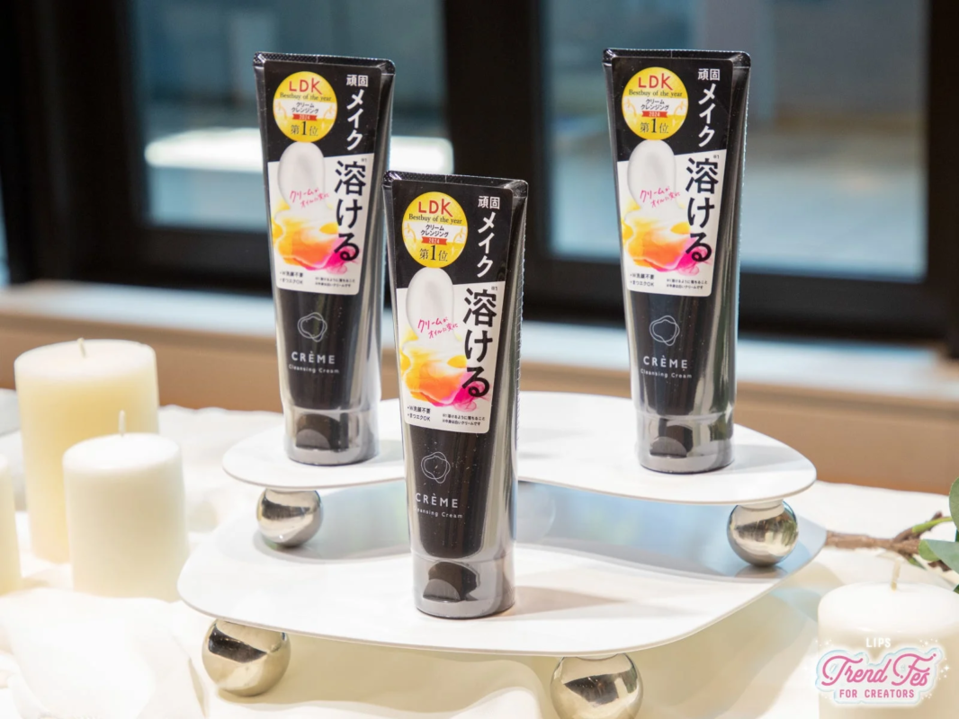 LDKベストバイ2024年第1位を獲得した「CRÈME Cleansing Cream」が3本、白いスタンドに並べられている