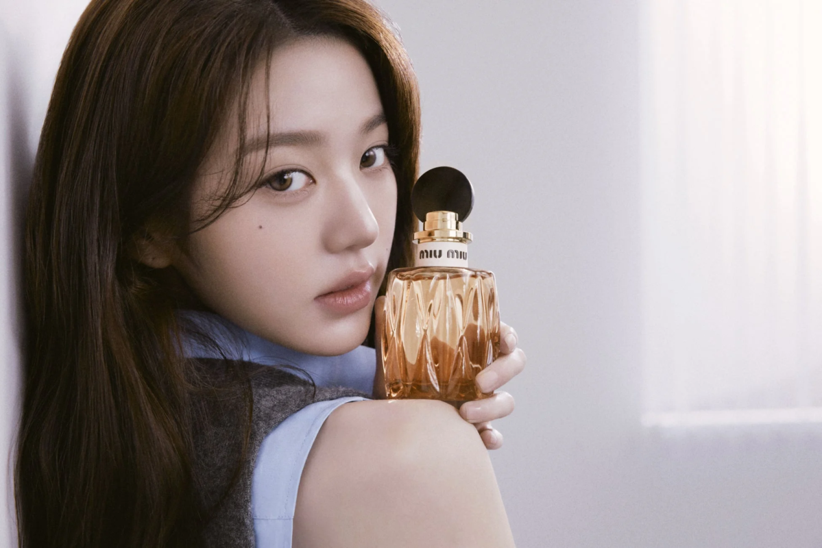 Miu Miu Beautyの香水ボトルを持つチャン・ウォニョン