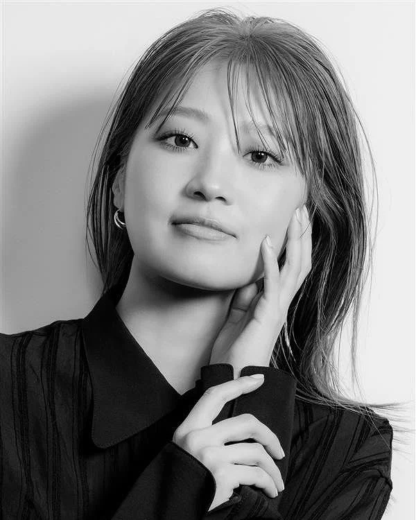 白黒女性ポートレート