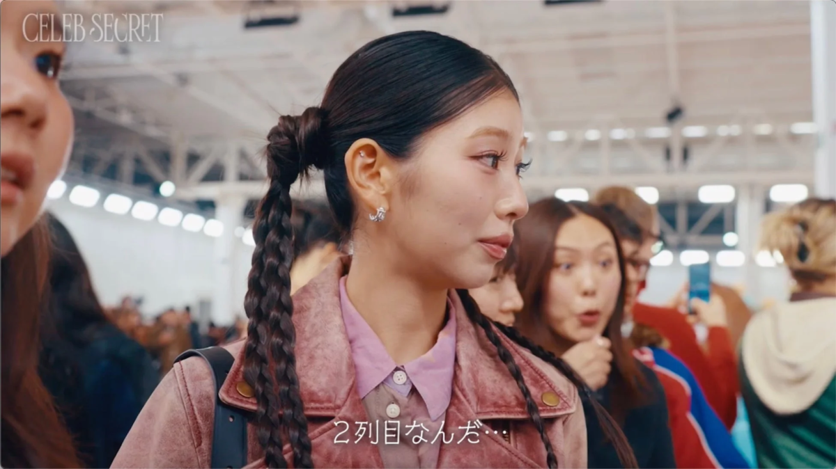 ファッションショーの観客席で座るMONAKOさん