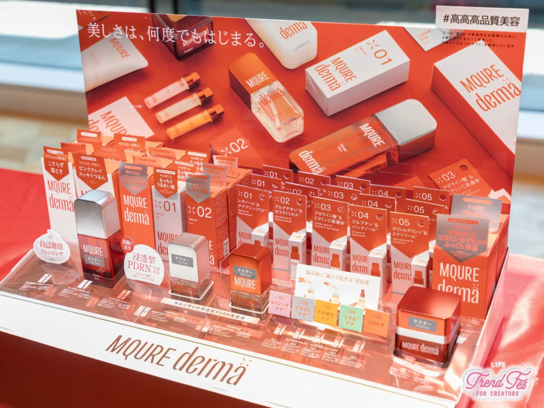 MQURE dermaのスキンケア製品が多数展示されたブースの様子