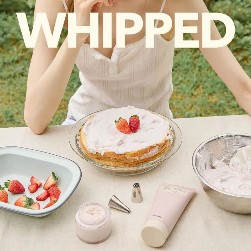 WHIPPEDの製品とイチゴ