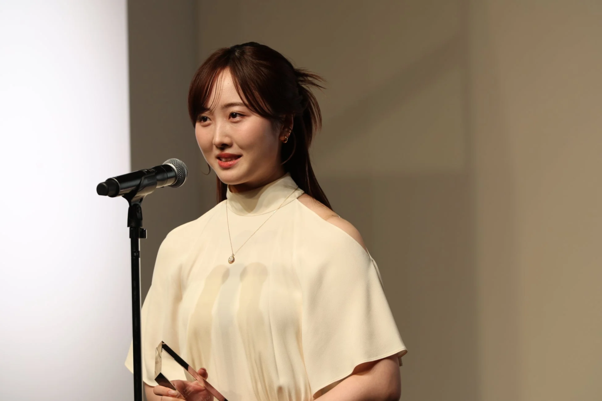 女性,スピーチ,マイク,授賞式,イベント,プレゼンテーション,ドレス,ロングヘア,屋内,表彰