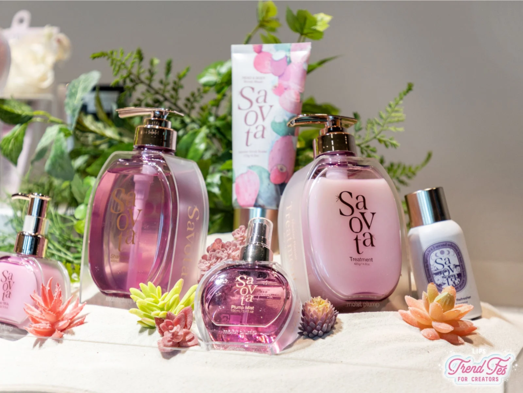 Savoltaブランドの様々なヘアケア・ボディケア製品が、緑の葉や多肉植物の装飾と共に美しくディスプレイ