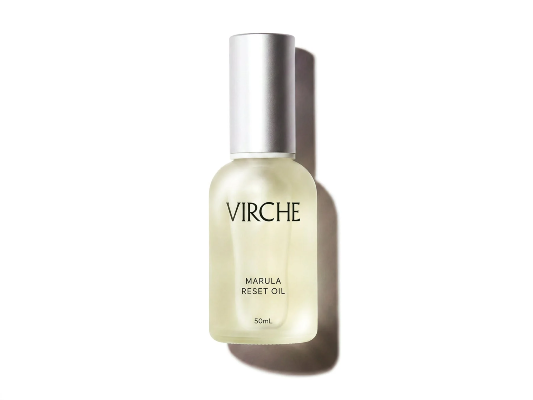 白い背景に「VIRCHE MARULA RESET OIL 50mL」と書かれた化粧品ボトルが置かれています。シンプルなデザインで、スキンケア製品であることがわかります。