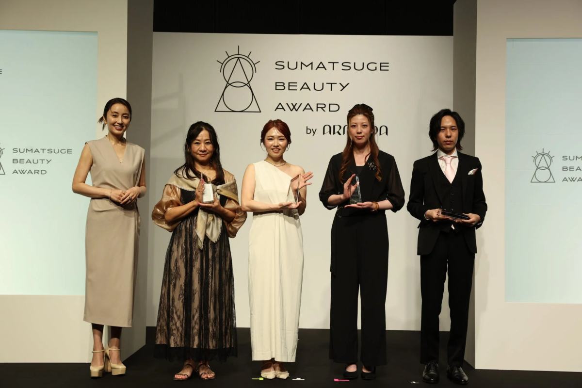 表彰式,授賞式,美容イベント,ステージ,集合写真,受賞者,トロフィー,女性,男性
