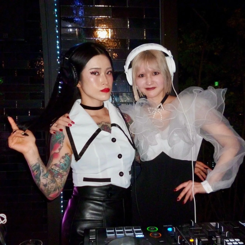 DJブースの女性2人