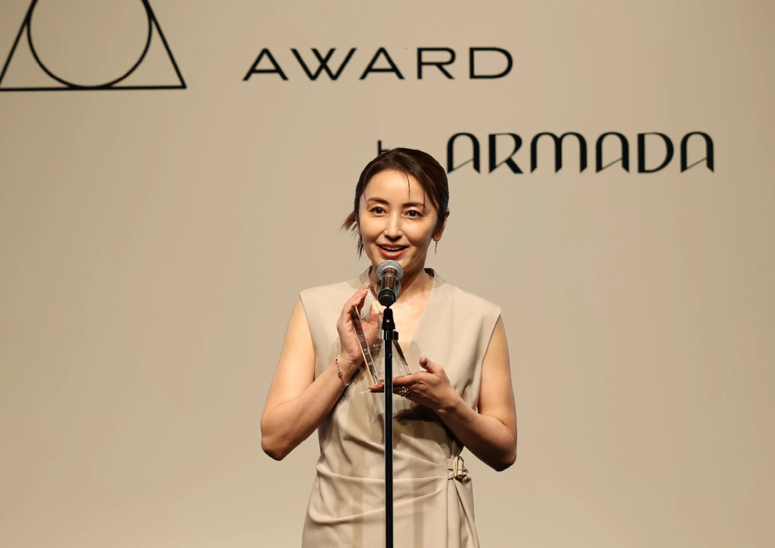 女性,マイク,トロフィー,スピーチ,表彰式,イベント,ステージ,ドレス,笑顔,アワード,日本人女性